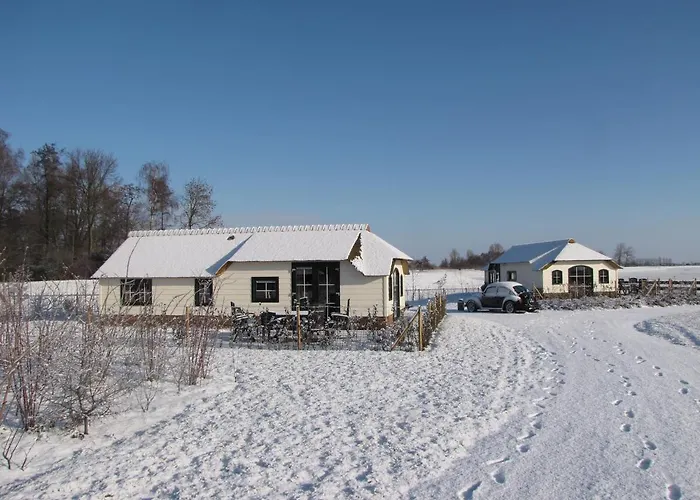 Chalet Mariahoeve-logies #veenhuisje Woubrugge